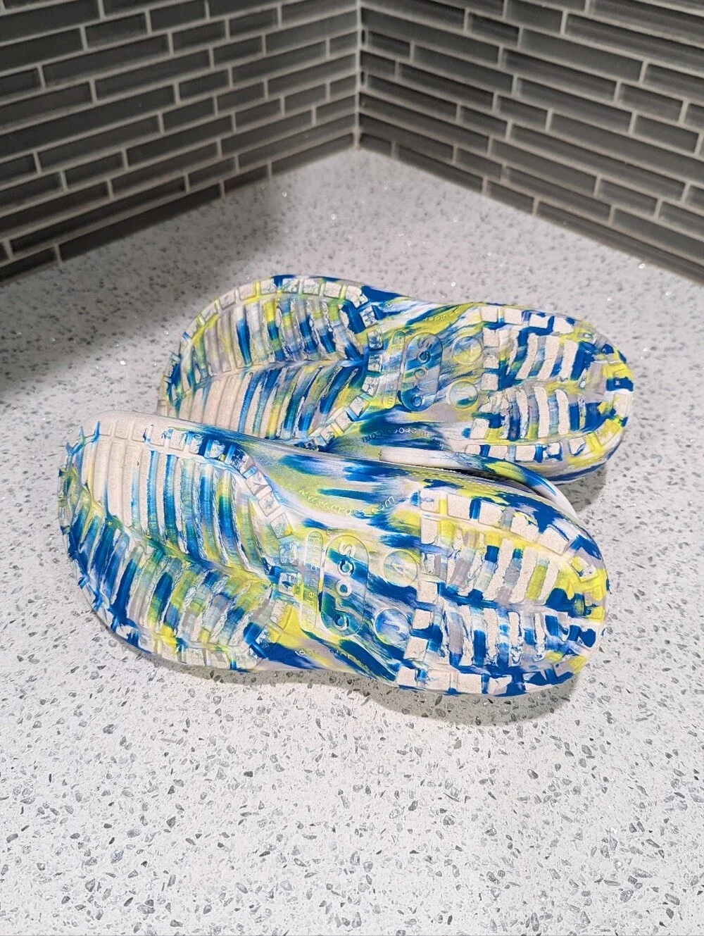 Crocs Kids Blue Yellow Marbled Tie Dye Unisex Boy Girl Rubber Clog Summer Size 4